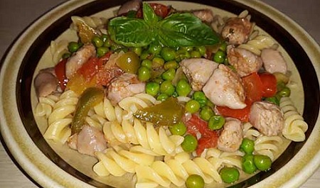Ricetta Fusilli ai peperoni piselli e salsiccia Ricetta fusilli peperoni piselli e salsiccia